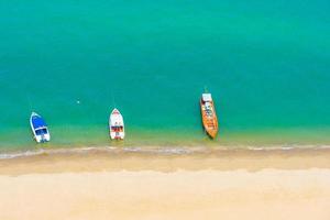 Boote auf dem schönen tropischen Meer am Strand foto