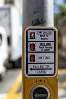 Drücken Sie den Knopf, um die Straße in New York City zu überqueren