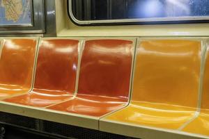 bunte Sitze in einem New Yorker U-Bahnwagen