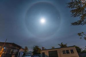 schön Aussicht von ein Eis Heiligenschein sichtbar um Mond Über Hastings Stadt, Dorf von Neu Neuseeland. foto