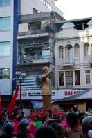 ho Chi minh Stadt, Vietnam, 2023, Mond Neu Jahr Feier - - das Drachen tanzen, schön bunt festlich Figur. tet Urlaub Hintergrund. Chinesisch Mond- Neu Jahre Tag, Frühling Festival. foto