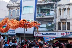 ho Chi minh Stadt, Vietnam, 2023, Mond Neu Jahr Feier - - das Drachen tanzen, schön bunt festlich Figur. tet Urlaub Hintergrund. Chinesisch Mond- Neu Jahre Tag, Frühling Festival. foto