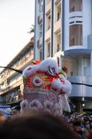 ho Chi minh Stadt, Vietnam, 2023, Mond Neu Jahr Feier - - das Drachen tanzen, schön bunt festlich Figur. tet Urlaub Hintergrund. Chinesisch Mond- Neu Jahre Tag, Frühling Festival. foto