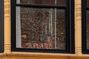 Pilates Fitnessstudio Neon- Zeichen Neu York foto