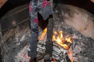 traditionelle weihnachtssocken hängen am kamin foto