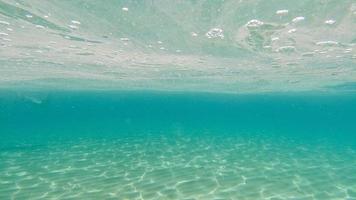 Sandboden-Unterwasserschwimmen in der türkisfarbenen Lagune foto