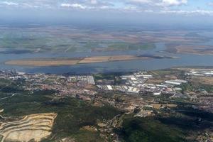 portugal tejo in der nähe von lissabon luftaufnahme vom flugzeug foto