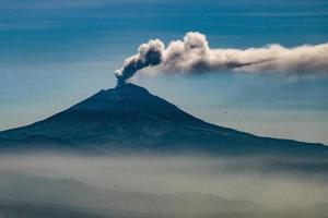 Ausbruch des Vulkans Popocatepetl nach dem Erdbeben in Mexiko foto