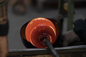 Glasmeister während der Arbeit in der Murano-Ofen-Glasfabrik Venedig Italien foto