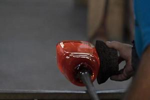 Glasmeister während der Arbeit in der Murano-Ofen-Glasfabrik Venedig Italien foto