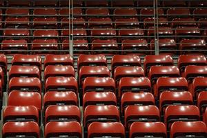 hell rot Stadion Sitze auf das Stand foto