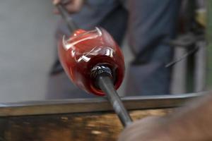 Glasmeister während der Arbeit in der Murano-Ofen-Glasfabrik Venedig Italien foto