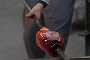 Glasmeister während der Arbeit in der Murano-Ofen-Glasfabrik Venedig Italien foto