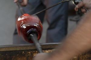 Glasmeister während der Arbeit in der Murano-Ofen-Glasfabrik Venedig Italien foto