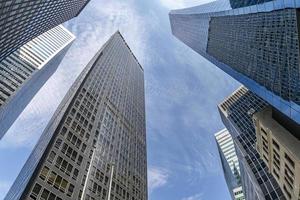new york glänzende wolkenkratzerfenster foto