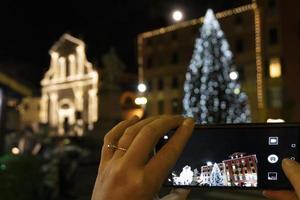 chiavari historische mittelalterliche stadtstraßenbeleuchtung zu weihnachten foto