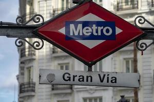 Metro gran über Madrid Zeichen foto