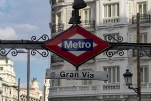 Metro gran über Madrid Zeichen foto