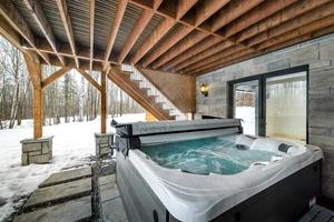 Winter Hütten im Fernbedienung Bereich Quebec, Kanada, Log Haus mit Sauna, Spa, Schlafzimmer, Schwimmbad, Leben Zimmer, Messing, Küche und Badezimmer foto