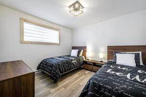 Winter Hütten im Fernbedienung Bereich Quebec, Kanada, Log Haus mit Sauna, Spa, Schlafzimmer, Schwimmbad, Leben Zimmer, Messing, Küche und Badezimmer foto