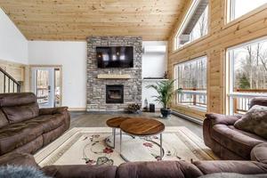 Winter Hütten im Fernbedienung Bereich Quebec, Kanada, Log Haus mit Sauna, Spa, Schlafzimmer, Schwimmbad, Leben Zimmer, Messing, Küche und Badezimmer foto