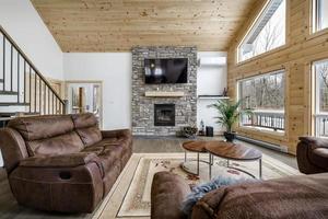 Winter Hütten im Fernbedienung Bereich Quebec, Kanada, Log Haus mit Sauna, Spa, Schlafzimmer, Schwimmbad, Leben Zimmer, Messing, Küche und Badezimmer foto