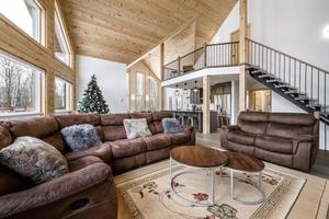 Winter Hütten im Fernbedienung Bereich Quebec, Kanada, Log Haus mit Sauna, Spa, Schlafzimmer, Schwimmbad, Leben Zimmer, Messing, Küche und Badezimmer foto