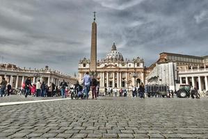 Rom, Vatikan - - April, 8 Menschen warten im Vatikan Platz und Heilige und Heilige Peter Kirche nach Papst Francis Sonntag Masse foto