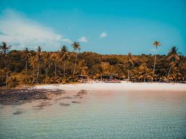 tropischer Strand auf einer paradiesischen Insel foto