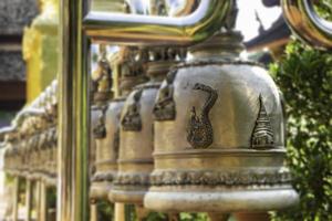 hängende Glocken außerhalb des thailändischen öffentlichen Tempels foto