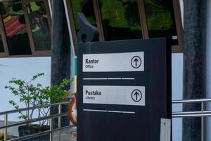 Büro und Bibliothek Zeichen Weg schrieb im Bahasa foto