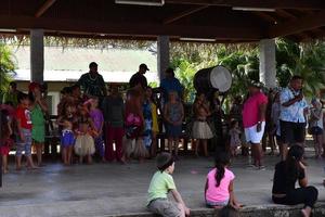 rarotonga, cookinseln - 19. august 2017 - touristen und einheimische am beliebten samstagsmarkt foto