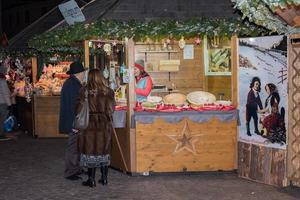 trento, italien - 1. dezember 2015 - leute am traditionellen weihnachtsmarkt foto