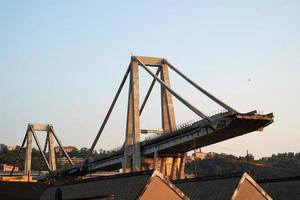 Morandi stürzte Brücke in Genua ein foto