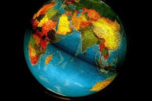 Erde Globus isoliert auf schwarz foto