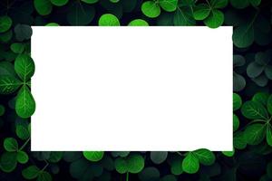 Heilige Patrick's Tag Grün Hintergrund. Grün Kleeblatt Blätter Muster mit Papier Karte Hinweis Attrappe, Lehrmodell, Simulation. foto