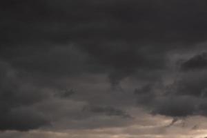 Panorama von schwarz Himmel Hintergrund mit Sturm Wolken. Donner Vorderseite, kann verwenden zum Himmel Ersatz foto