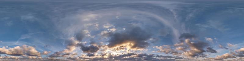 Sonnenuntergang Himmel mit Abend Wolken wie nahtlos hdri 360 Panorama Aussicht mit Zenit im kugelförmig gleichwinklig Format zum verwenden im 3d Grafik oder Spiel Entwicklung wie Himmel Kuppel oder bearbeiten Drohne Schuss foto