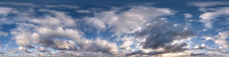 Sonnenuntergang Himmel mit Abend Wolken wie nahtlos hdri 360 Panorama Aussicht mit Zenit im kugelförmig gleichwinklig Format zum verwenden im 3d Grafik oder Spiel Entwicklung wie Himmel Kuppel oder bearbeiten Drohne Schuss foto