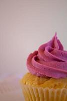 rosa Cupcake auf weißem Hintergrund