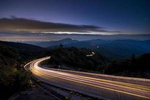 Langzeitbelichtung einer Autobahn in der Nacht foto