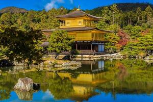 Kinkakuji-Tempel oder goldener Pavillon in Kyoto, Japan foto
