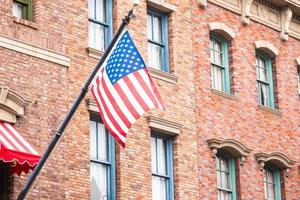 amerikanische Flagge auf einem Backsteingebäude foto