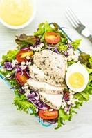Gegrillte Hähnchenbrust und Salat foto