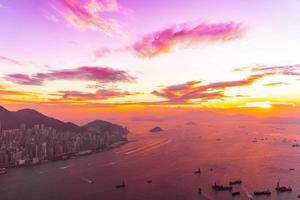 Sonnenuntergang über dem Meer bei Hong Kong City, China foto