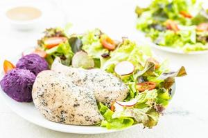 Gegrillte Hähnchenbrust und Salat foto