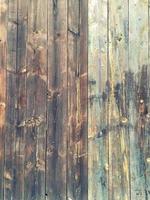 alter Holzzaun mit braunen und blauen Farben