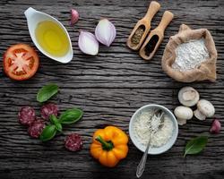 frische Pizza Zutaten auf Holz foto