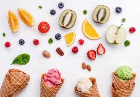 Obst und Eis auf Weiß foto