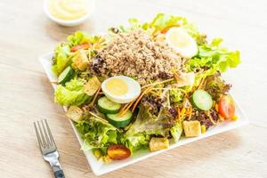 Thunfischfleisch und Eier mit frischem Salat